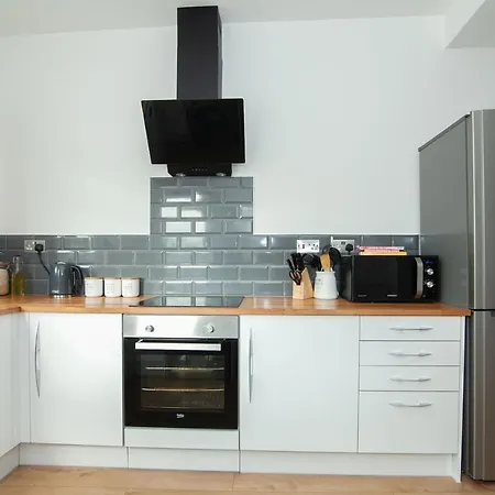 Park House - Large 3 Bedroom Victorian House, 10 Mins From Manchester-3